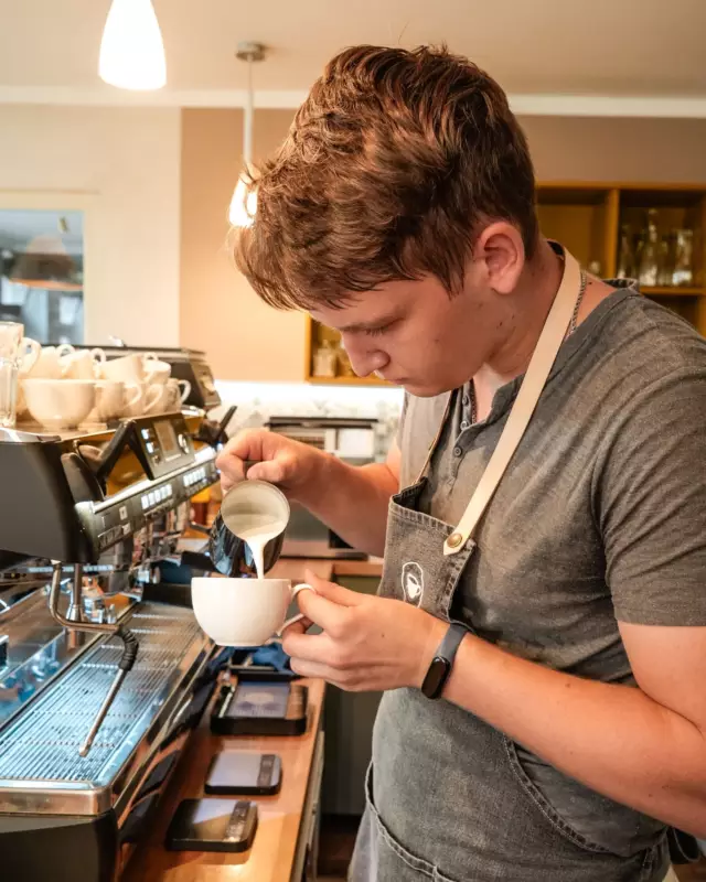 Náš barista Láďa vám připraví kávu přesně podle vašich představ. ☕️

Přijďte ochutnat výběrovou kávu, kterou pražíme přímo v naší pražírně. Těšíme se na vás v CoffeeCup! 🙌

#prazirna #kava #kafe #coffeecup #frantiskovylazne #milujemekavu #casnakavu #zrnkovakava #vyberovakava #kavomilci #ceskeprazirny #kavarna
