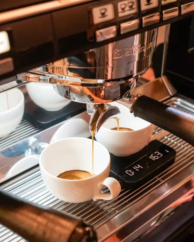 Jak si naplno vychutnat kávu? Vytvořte si vlastní kávový rituál! ☕️ Příprava vaší oblíbené kávy může být okamžikem klidu a pohody, i v tom nejvíce uspěchaném dni. Přesně tak to děláme u nás v CoffeeCup. ❤️

#prazirna #kava #kafe #coffeecup #frantiskovylazne #milujemekavu #casnakavu #zrnkovakava #vyberovakava #kavomilci #ceskeprazirny #kavarna