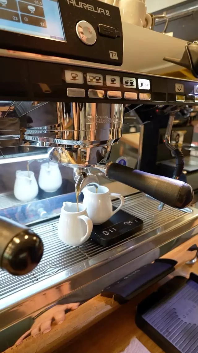 Zastavte se k nám na kávu! ☕ Naši baristé vám s radostí připraví šálek kávy, která vás povzbudí a zlepší vám náladu. 😊

#prazirna #kava #kafe #coffeecup #frantiskovylazne #milujemekavu #casnakavu #zrnkovakava #vyberovakava #kavomilci #ceskeprazirny #kavarna